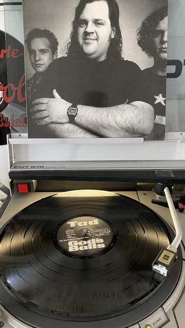 Vinyl Schallplatte „Tad-God‘s Balls“ auf einem Plattenspieler.