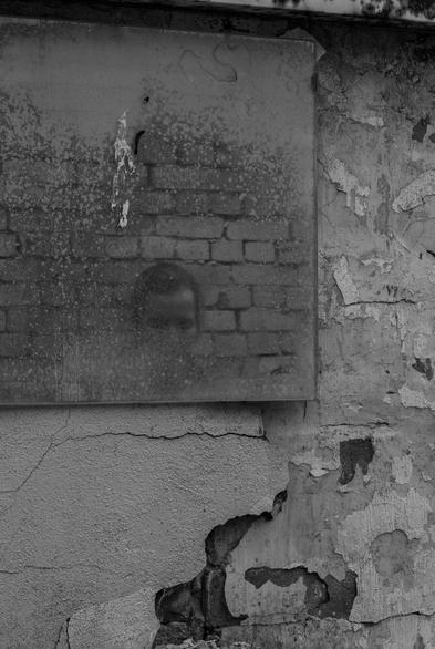 Ein wirklich alter Spiegel an einem lost places
Er ist zum größten Teil blind und hängt an einer alten Mauer mit verwitterten Putz
Im Spiegel ist teilweise das Gesicht einer jungen Frau mit niedergeschlagenen Augen zu erkennen, ebenso das Mauerwerk der gegenüberliegenden Wand
monochrom