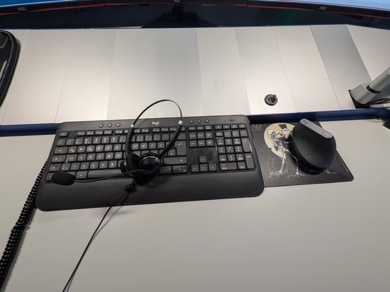 Blick auf mein heutiges Pult in der Leitstelle, zu sehen Tastatur, Maus und mein Headset...