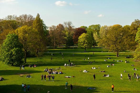 Der Welfengarten hinter dem LUH-Hauptgebäude