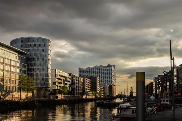 Hamburg am Abend
Die Elphilharmonie und andere moderen Gebäude der Hafenstadt leuchten in der Abendsonne