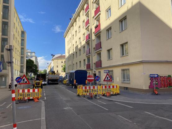 Castellezgasse, Baustelle blockiert die ganze Fahrbahnbreite über ca. 50 Meter Richtung Norden, Radweg-Ende-Schild.