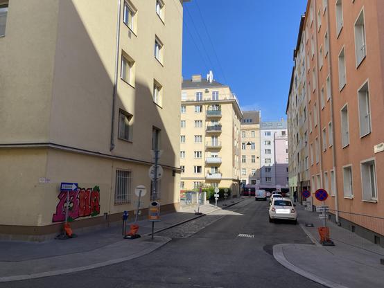 Blick auf die Pfeffergasse, keine Radspur, T-Kreuzung zur Taborstraße mit viel motorisiertem Verkehr.
