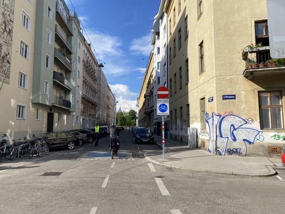 Fortsetzung der Castellezgasse nach der Baustelle in Richtung Norden, Schild und Fahrbahnmarkierung "Fahrradstraße"
