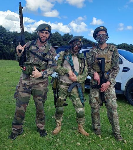 Tres hombres posando con uniforme militar de combate. los tres usando boinas verdes y portando lo que parecen ser fisiles de asalto modernos.