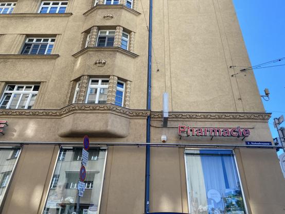 derselbe Gemeindebau, Detail mit Erker und Stuck