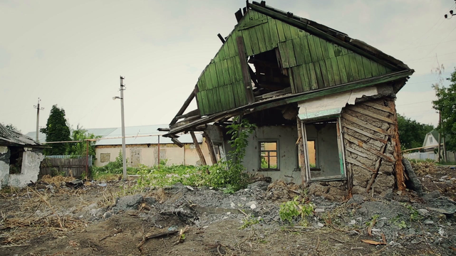 Maison en ruine sur le point de s'effondrer.
