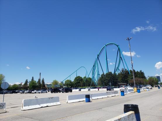 Canada's Wonderland, walking to the entrance