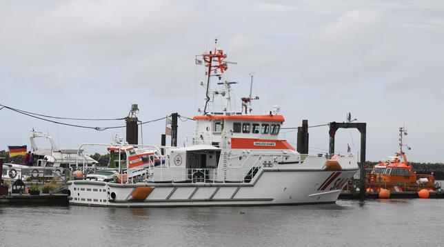 Das Bild zeigt einen von schräg hinten (sog. „schräg achtern) fotografierten am Steg der Station Cuxhaven liegenden Seenotrettungskreuzer der Deutschen Gesellschaft zur Rettung Schiffbrüchiger (DGzRS) mit dem Namen ANNELIESE KRAMER. Die Grundfarbe des Kreuzers ist weiß mit orangenen und roten Akzenten. In einer Heckwanne wird ein Tochterboot mitgenommen – dieses heißt in dem Fall nun MATHIAS – die Farben und Akzente sind die selben wie die des Kreuzers.

Vor dem Kreuzer ist Wasser der Elbe zu sehen.