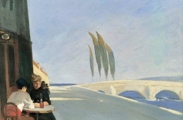 Un couple prend une bière à l’ombre d’un bistrot/ arrière-plan avec paysage venteux ou quatre grands arbres ploient un peu non-loin d’un pont blanc donnant sur la mer.