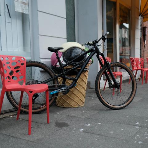 Ein Fahrrad an Eisdedekoständer
