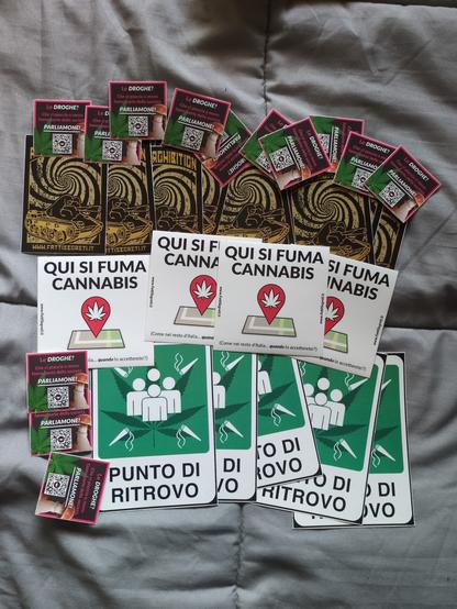 Adesivi antiproibizionisti: Droghe, che piaccia o no esistono, parliamone / Qui si fuma cannabis come nel resto d'Italia, quando lo accetterete? / Punto di ritrovo (grafica che richiama cartelli di emergenza rivisitato in chiave fattona).
