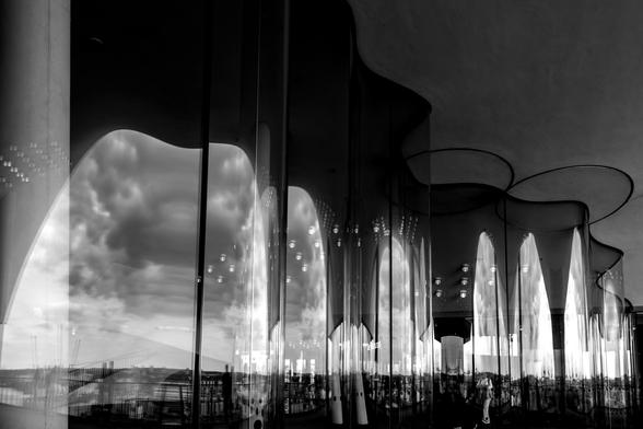 Spiegelungen im gewellten glas der Elfi
monochrom