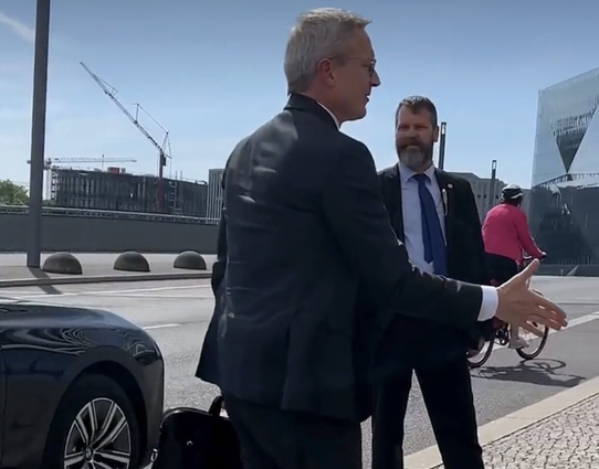 Karsten Wildberger lässt auf dem Fahrradweg parken und gefährdet so Radfahrende auf viel befahrener Brücke. Kamera läuft mit. Beeindruckender erster Auftritt.