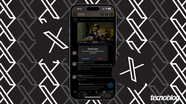 <figure class="wp-block-image size-large wp-lightbox-container"><img alt="Tela de um iPhone exibindo o aviso de confirmação “Tem certeza de que deseja excluir este post?” dentro do X (Twitter), com fundo preto preenchido por vários logotipos do X." class="wp-image-828998" height="596" src="https://files.tecnoblog.net/wp-content/uploads/2025/05/capa-iPhone-X-apagar-1-1060x596.png" width="1060" /><button class="lightbox-trigger" type="button">
			<svg fill="none" height="12" viewBox="0 0 12 12" width="12" xmlns="http://www.w3.org/2000/svg">
				<path d="M2 0a2 2 0 0 0-2 2v2h1.5V2a.5.5 0 0 1 .5-.5h2V0H2Zm2 10.5H2a.5.5 0 0 1-.5-.5V8H0v2a2 2 0 0 0 2 2h2v-1.5ZM8 12v-1.5h2a.5.5 0 0 0 .5-.5V8H12v2a2 2 0 0 1-2 2H8Zm2-12a2 2 0 0 1 2 2v2h-1.5V2a.5.5 0 0 0-.5-.5H8V0h2Z" fill="#fff">
			</svg>
		</button><figcaption class="wp-element-caption">O X (Twitter) não oferece uma opção nativa para apagar todos os tweets de uma vez, sendo necessário recorrer a ferramentas externas para limpar o histórico (Imagem: Vitor Pádua/Tecnoblog)</figcaption></figure>



<p>Apagar todos os tweets de uma vez é a maneira mais rápida de “zerar” seu histórico público sem precisar abrir cada publicação manualmente. No celular, dá para fazer isso com o aplicativo Redact (Android) ou Redact Privacy (iOS), que varre o perfil por intervalo de datas e faz a exclusão em lote.</p>



<p>No PC, o método mais simples é usar o Google Chrome com a extensão DeleteTweets, capaz de filtrar tweets, respostas e curtidas e elimin