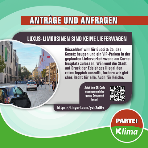 Zu sehen sind zwei Autos die hintereinander fahren. Das erste Auto ist Weiß und fährt an 2 Personen vorbei. Das zweite Auto ist Schwarz und biegt gerade von Links in den Platz.