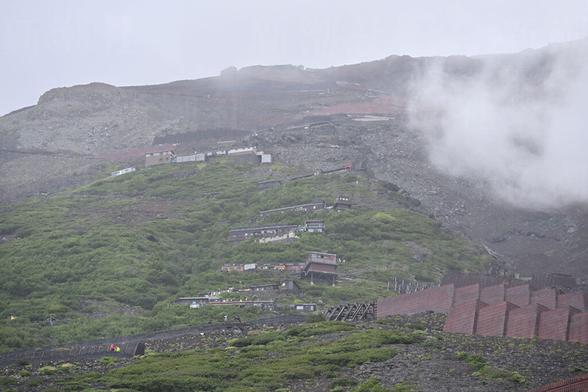 オーバーツーリズム批判は外国人差別か？ 富士山で連続遭難した中国人大学生に批判が殺到…専門家は「地元住民のケアと外国人排斥は無関係」 - デイリー新潮