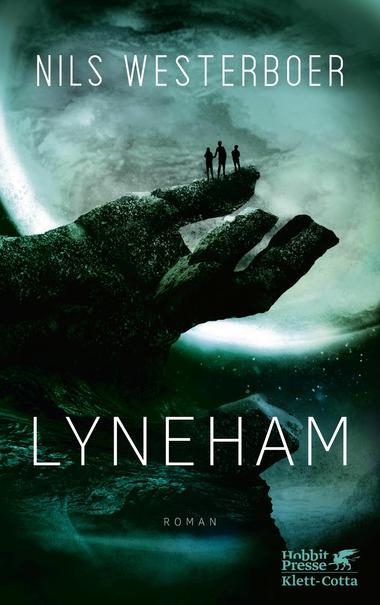 Buchcover „Lyneham“ von Nils Westerboer, Roman, Hobbit Presse/Klett-Cotta. Die Illustrationen zeigt drei Menschen, die auf einem Hand ähnlichem Felsen vor einem bildbeherrschenden Mon stehen. Durch das weiß-grünliche Farbschema wirkt alles düster.