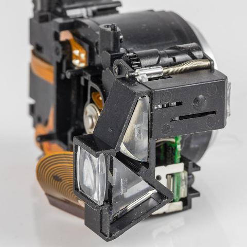 Optische Einheit, im Vordergrund der optische Sucher mit Linsen und Prismen