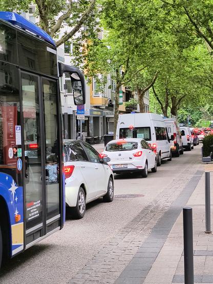 Mehrere Autos (Linienbus, Autos, Kastenwagen) stehen mit roten Bremslichtern auf einer Straße (eigentlich nur für ÖPNV, Radfarende und Fußgänger)