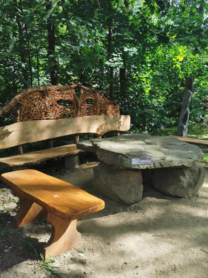 Göttersitz - Steintisch, 2 verschiedene Holz Bänke