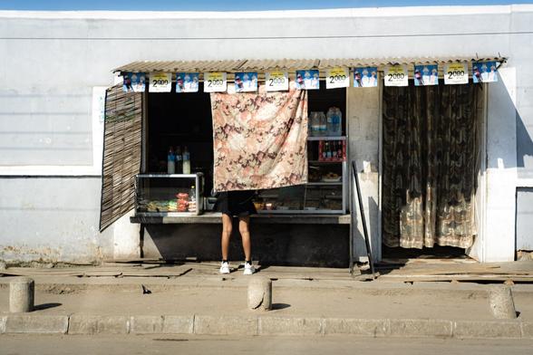 Une épicerie et sa cliente.