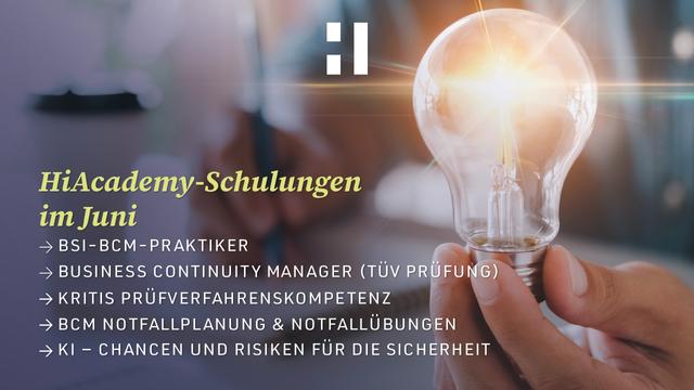 Eine Hand hält eine leuchtende Glühbirne, im Hintergrund schreibt eine Person mit einem Stift auf ein Tablet. Oben im Bild ist das Logo der HiAcademy zu sehen. Der Text informiert über Schulungen im Juni, darunter: BSI-BCM-Praktiker, Business Continuity Manager mit TÜV-Prüfung, KRITIS-Prüfverfahrenskompetenz, BCM-Notfallplanung & Notfallübungen sowie KI – Chancen und Risiken für die Sicherheit.
