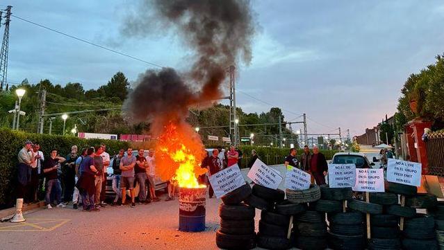 Treballadors de Freixenet bloquegen l'accés a la planta de Sant Sadurní d'Anoia (ACN/Jordi Pujolar)
