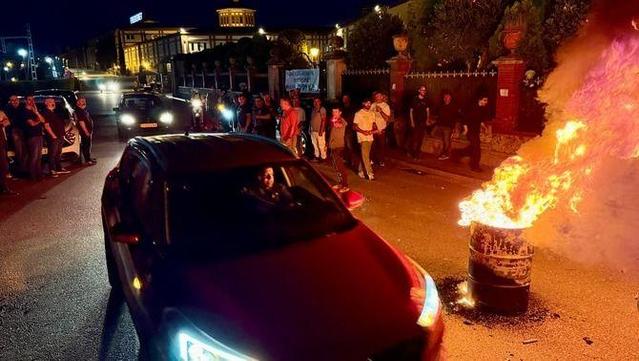 Sortida dels treballadors de Freixenet entre protestes, aquest dilluns a la nit (ACN/Jordi Pujolar)