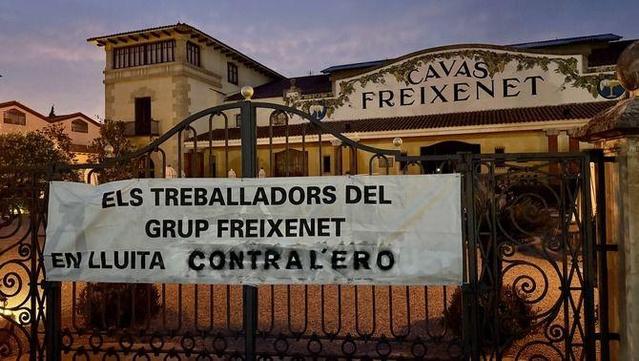 Aquest dilluns a la nit han començat les accions de protesta a les portes de la seu de Freixenet (ACN/Jordi Pujolar)
