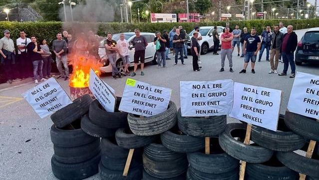 Concentració de treballadors en protesta per l'ERO anunciat per Freixenet (ACN/Jordi Pujolar)