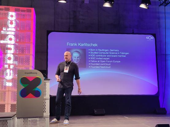 Frank von Next Cloud in seinem Talk auf der Bühne der republica