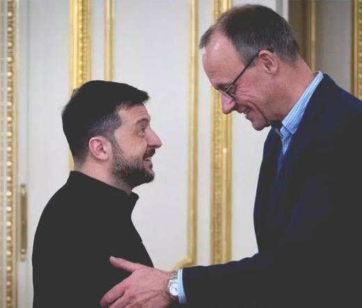 In foto Zelensky e il cancelliere tedesco Merz