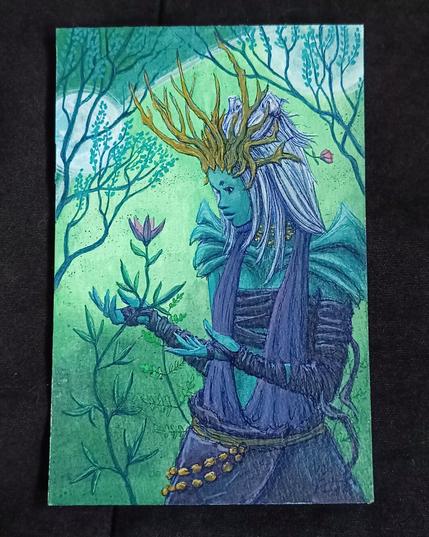 Peinture à l'encre acrylique intitulée 'Nhiir veilleuse des forêts”, représentant une créature Nhiir à la peau turquoise, sa tête est ornée de bois. Elle tient délicatement une plante à fleur rose entre ses mains, dans un environnement forestier stylisé aux tons verts et bleus, éclairée par deux lunes dans le ciel.