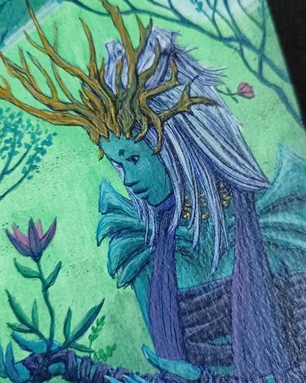 Peinture à l'encre acrylique intitulée 'Nhiir veilleuse des forêts”, représentant une créature Nhiir à la peau turquoise, sa tête est ornée de bois. Elle tient délicatement une plante à fleur rose entre ses mains, dans un environnement forestier stylisé aux tons verts et bleus, éclairée par deux lunes dans le ciel.