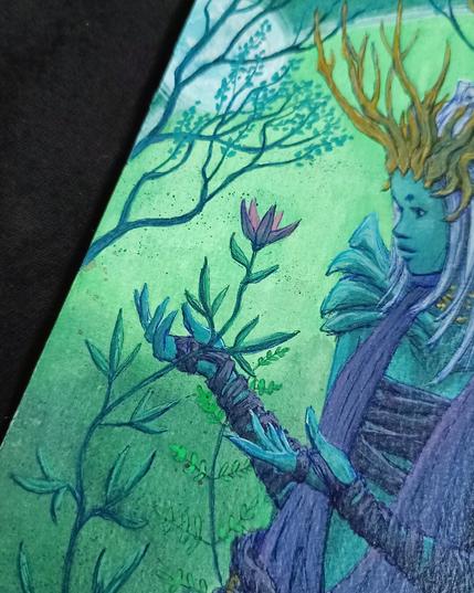 Peinture à l'encre acrylique intitulée 'Nhiir veilleuse des forêts”, représentant une créature Nhiir à la peau turquoise, sa tête est ornée de bois. Elle tient délicatement une plante à fleur rose entre ses mains, dans un environnement forestier stylisé aux tons verts et bleus, éclairée par deux lunes dans le ciel.