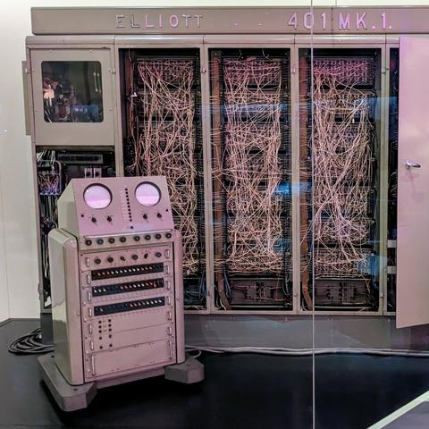 Ein riesiger Compuerschrank aus den 50ern. An der Seite davor ein freistehendes Modul, dass ähnlich wie R2-d2 aussieht