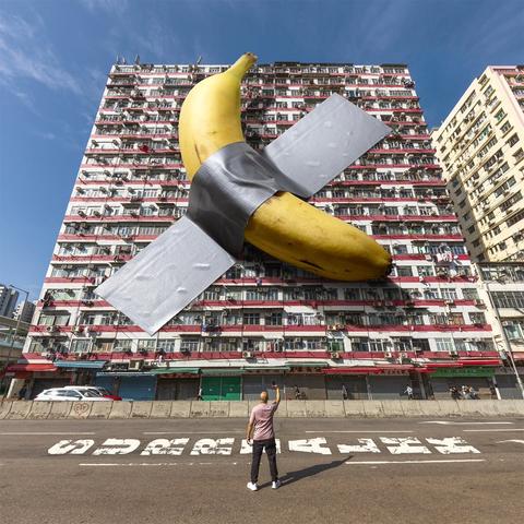 Une banane accrochée sur la façade d’une tour d’habitation avec d la bande adhésive.