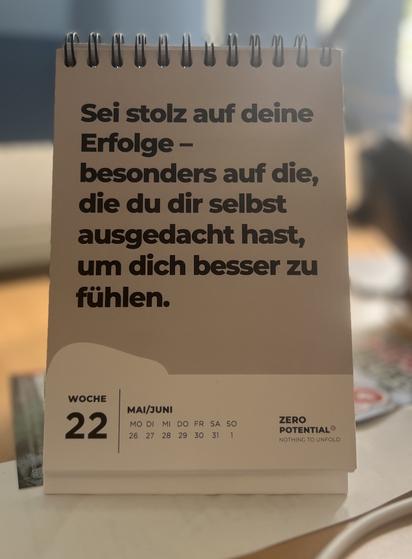 Kalenderblatt der Woche: „Sei stolz auf deine Erfolge - besonders auf die, die du dir selbst ausgedacht hast, um dich besser zu fühlen.“