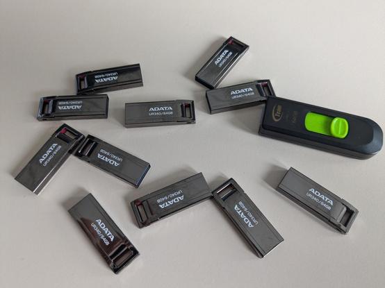 Viele USB-Sticks auf einem Tisch