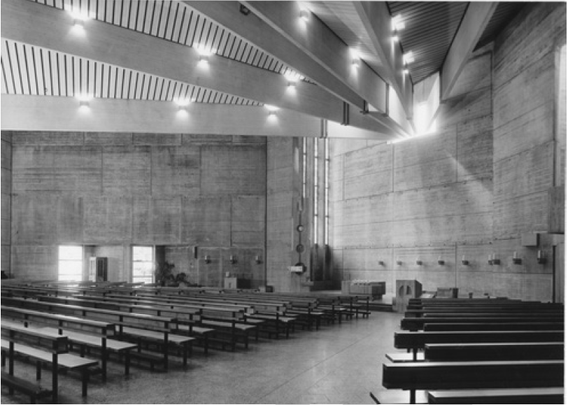 Schwarzweißfoto: Brutalistischer Kirchenraum von innen