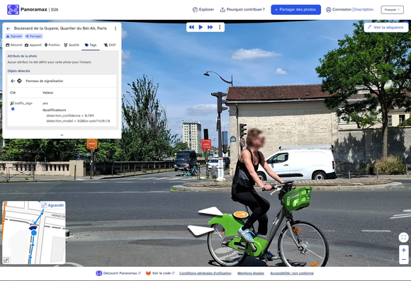 Copie d'écran de la visionneuse Panoramax, montrant des panneaux de signalisation entourés.