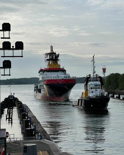 Schleppverband bei der Einfahrt in die Schleuse Kiel Holtenau