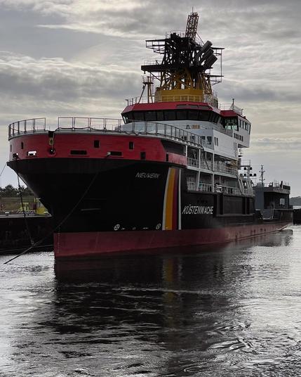 Seitlicher Blick auf das neue Mehrzweckschiff Neuwerk in der Schleusenkammer in Kiel Holtenau.