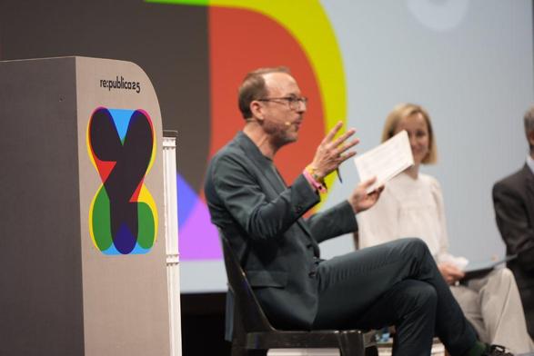 Das Bild zeigt den Moderator des Panels, Markus Beckedahl.