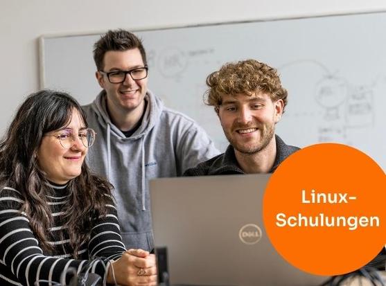 Linux Schulungen - Schulungsteilnehmende am Laptop