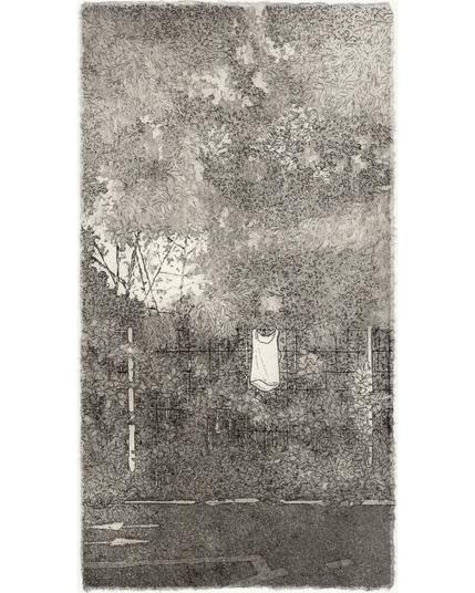 impression à bords perdus en noir d'une gravure à l'eau forte et aquatinte. L'estampe représente un marcel blanc accroché à une grille devant de la végétation.