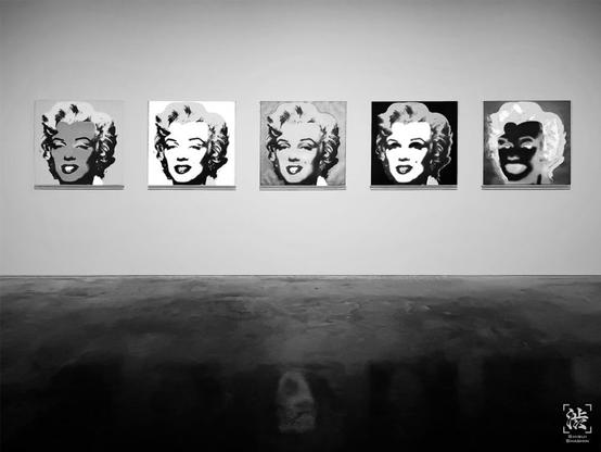 @pierostrada L'immagine mostra una galleria d'arte con cinque opere d'arte monochrome appese in fila su una parete bianca. Ogni quadro presenta un'immagine stilizzata di una donna con capelli ricci, caratterizzata da un'arte pop art. Le opere variano leggermente nella tonalità e nel contrasto, creando un effetto visivo interessante. La parete è semplice e pulita, con un pavimento lucido che riflette le opere d'arte, aggiungendo profondità all'immagine. In basso a destra, c'è un logo con il testo "SHIBU SHABIN". L'atmosfera è minimalista e moderna, enfatizzando l'arte e la sua esibizione.

Fornito da @altbot, generato localmente e privatamente utilizzando Ovis2-8B

🌱 Energia utilizzata: 0.189 Wh