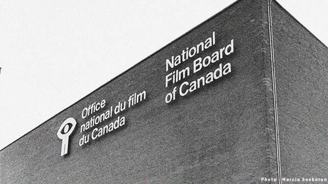Un gros plan en noir et blanc de l'édifice de l'Office national du film du Canada arborant son nom et son logo emblématique.