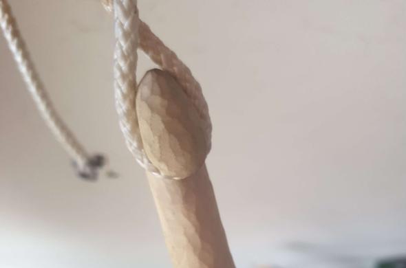 Crochet en sureau avec cordelette du genre paracord du pauvre qui a le genre de gros diamètre qui va avec.
Une corde d'escalade est trop grosse.